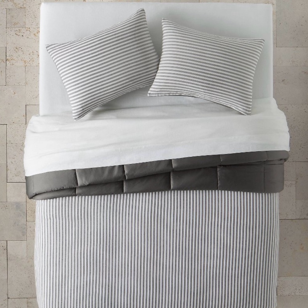 NWOT F/Q Heavyweight Linen Blend Stripe
Comforter & Sham Set Dark Gray Casaluna